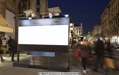 夜幕下的無(wú)聲推銷者 戶外廣告牌的視覺博弈與城市敘事