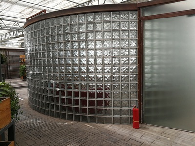 晶華玻璃磚圓弧形幕墻設計 塑膠零配件的創新應用與關鍵作用